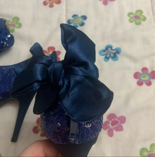 Zapatos de tacón azul con bolso a juego,