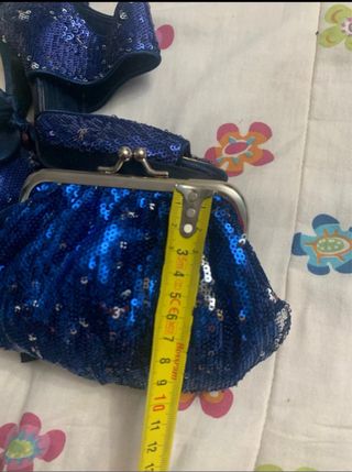 Zapatos de tacón azul con bolso a juego,