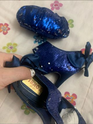 Zapatos de tacón azul con bolso a juego,