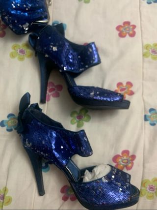 Zapatos de tacón azul con bolso a juego,