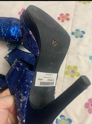 Zapatos de tacón azul con bolso a juego,