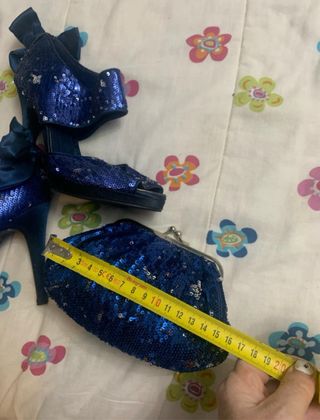 Zapatos de tacón azul con bolso a juego,