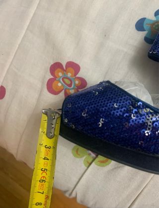 Zapatos de tacón azul con bolso a juego,