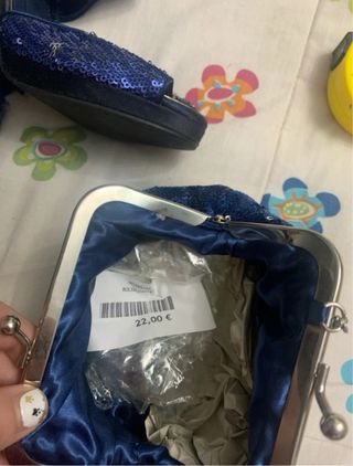 Zapatos de tacón azul con bolso a juego,