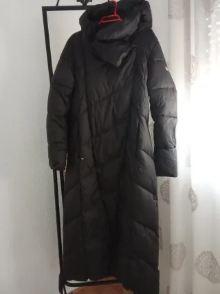 Plumas largo negro Solo una puesta  Abriga mucho