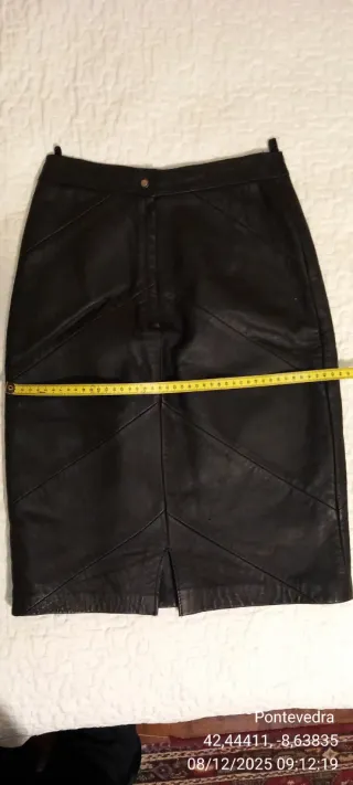 Chaqueta y falda de piel negra