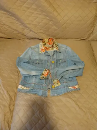 Cazadora vaquera chica floral