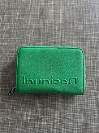Cartera Desigual Verde con Logo Grabado