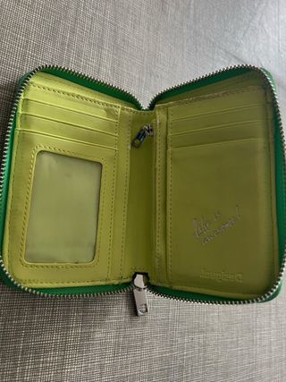 Cartera Desigual Verde con Logo Grabado