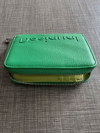 Cartera Desigual Verde con Logo Grabado