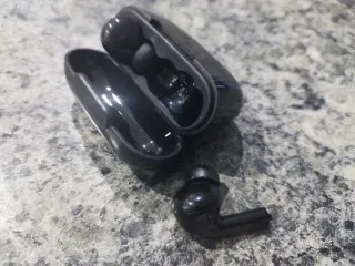 Auriculares inalámbricos negros con estuche