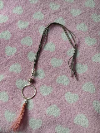 Collar con aro, plumas y cuentas