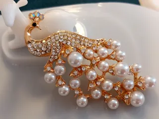 Spilla pavone con perle e strass