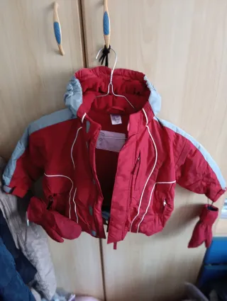 Giubbotto neve Decathlon rosso e grigio con quanti