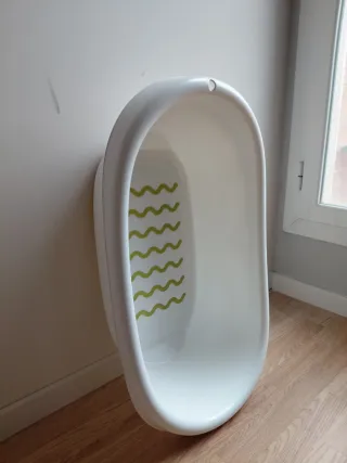 Bañera bebé blanca con diseño ondas, de Ikea