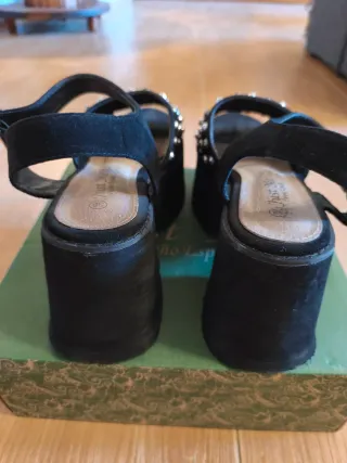 Sandalias de plataforma con tachuelas