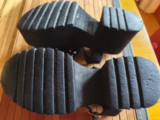 Sandalias de plataforma con tachuelas