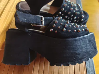 Sandalias de plataforma con tachuelas