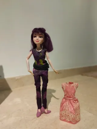 Muñeca Mal Descendientes + 2 Vestidos