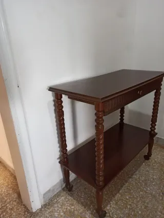 Carrello porta TV vintage in legno con ruote