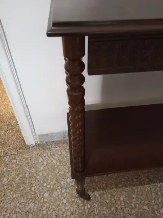 Carrello porta TV vintage in legno con ruote