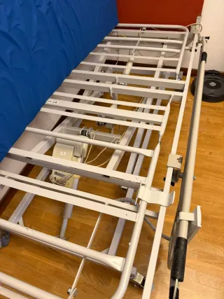 Cama articulada hospitalaria