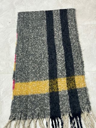 Bufanda a cuadros con flecos