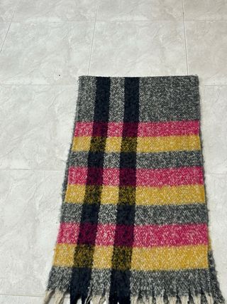 Bufanda a cuadros con flecos