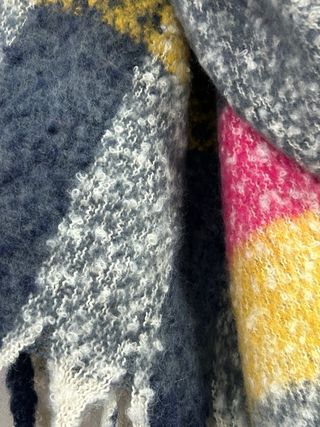 Bufanda a cuadros con flecos