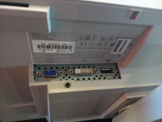 Pantalla de ordenador plata y negra