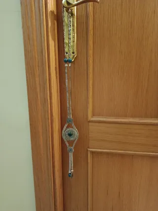 Colgante largo con detalles verdes y plateados