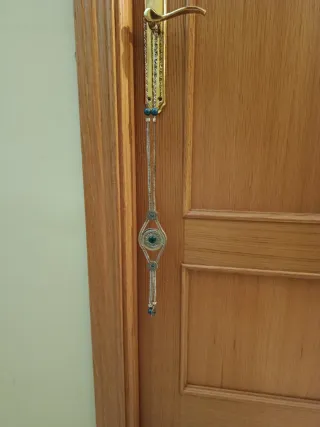 Colgante largo con detalles verdes y plateados