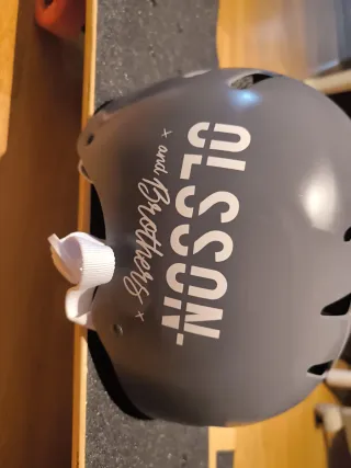 Monopatín Tijuada. casco Olsson . Proteccion pack