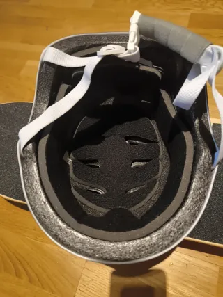 Monopatín Tijuada. casco Olsson . Proteccion pack