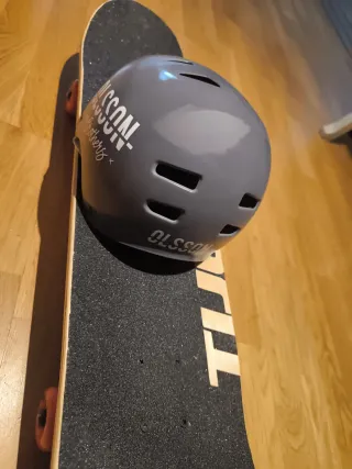 Monopatín Tijuada. casco Olsson . Proteccion pack