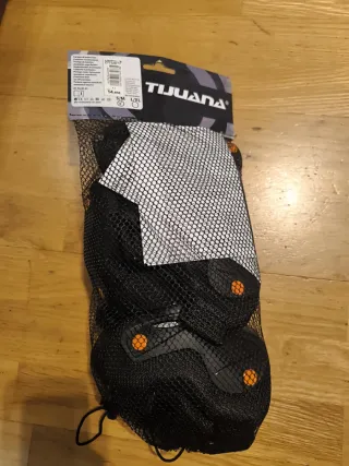 Monopatín Tijuada. casco Olsson . Proteccion pack