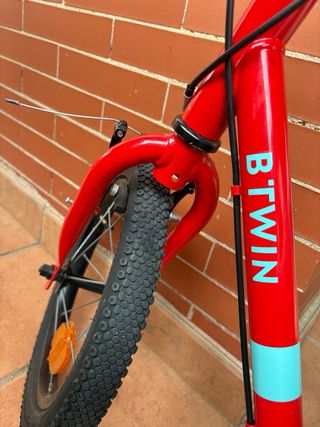 Bici infantil 14 Btwin roja. Solo tiene dos meses.