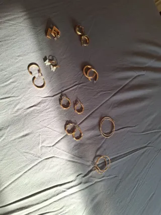 Orecchini dorati a cerchio e quadrati