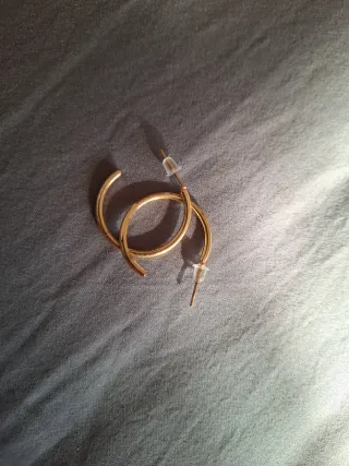 Orecchini dorati a cerchio e quadrati