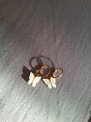 Orecchini dorati a cerchio e quadrati