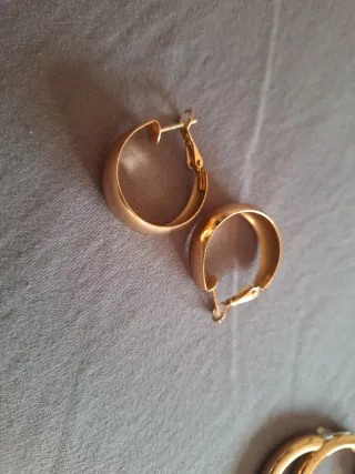 Orecchini dorati a cerchio e quadrati