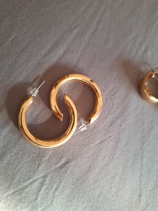 Orecchini dorati a cerchio e quadrati