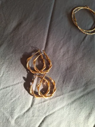 Orecchini dorati a cerchio e quadrati