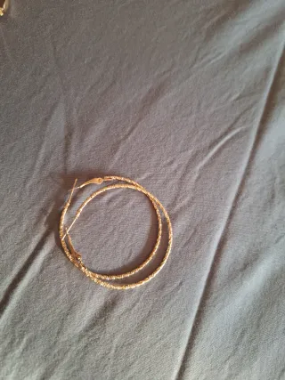 Orecchini dorati a cerchio e quadrati