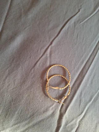 Orecchini dorati a cerchio e quadrati