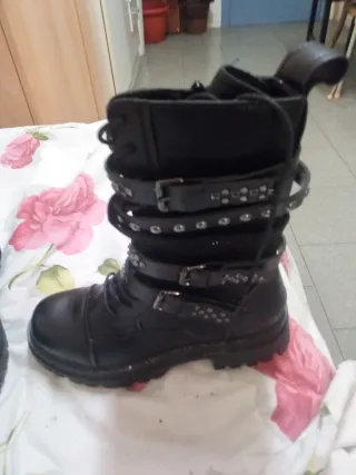 Stivali anfibi neri metà polpaccio Londra