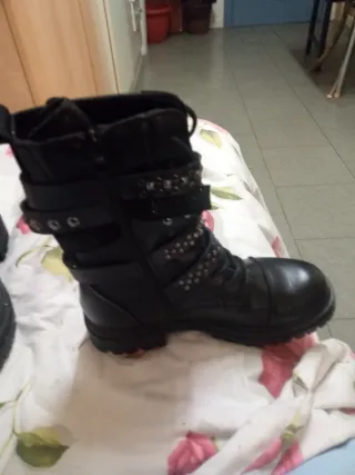 Stivali anfibi neri metà polpaccio Londra