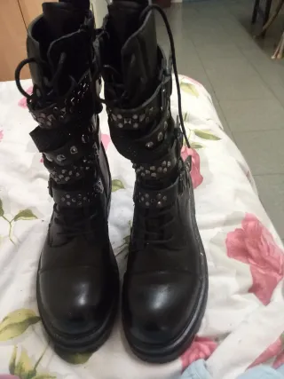 Stivali anfibi neri metà polpaccio Londra