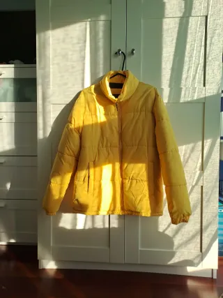 Abrigo acolchado Bershka amarillo talla S