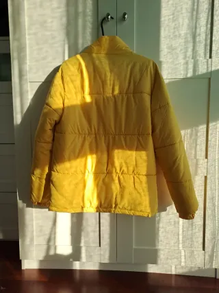 Abrigo acolchado Bershka amarillo talla S